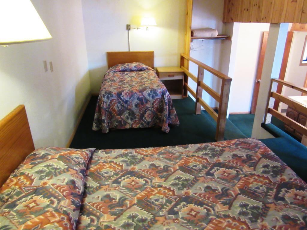 Travelers Lodge West Yellowstone Room photo
