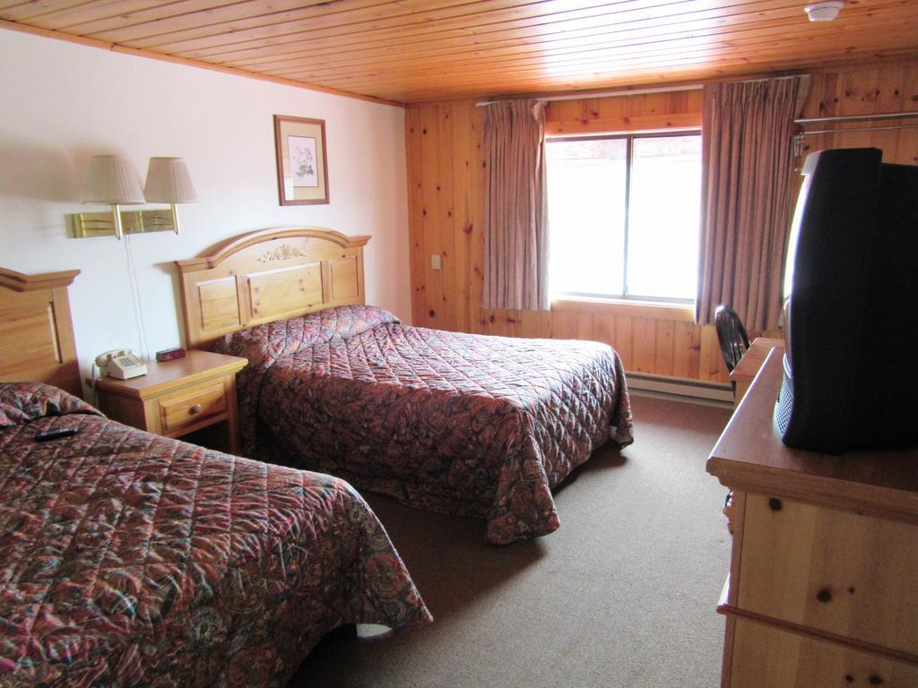 Travelers Lodge West Yellowstone Room photo